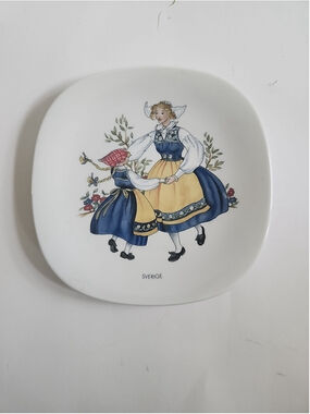 Vintage RORSTRAND Collectible Porcelain Wall Plaque "Sverigedrakten" JL0682 NEW